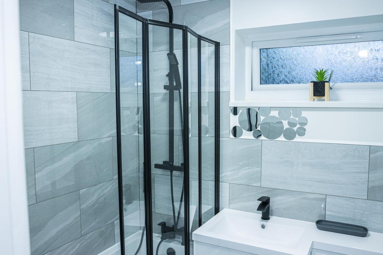 Lush Lodge -Home Away In Telford, For Contractors, Families, Group Of Friends, Long Term Stays Екстериор снимка