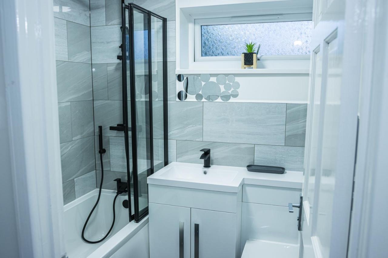 Lush Lodge -Home Away In Telford, For Contractors, Families, Group Of Friends, Long Term Stays Екстериор снимка